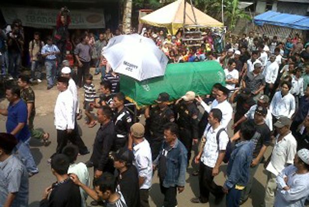 Rombongan jenazah terlibat...