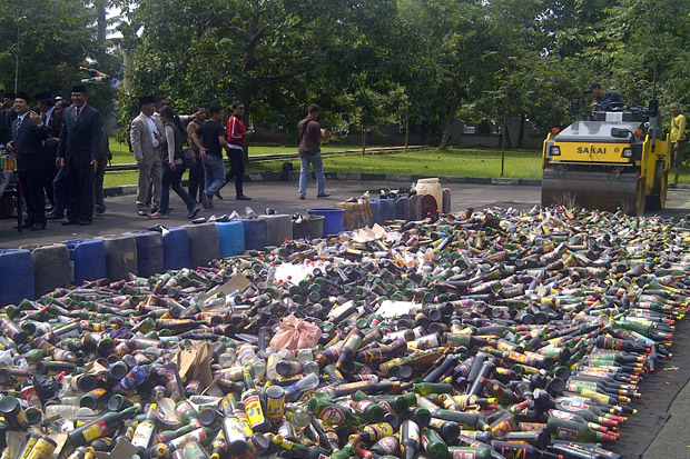 Ribuan botol miras dimusnahkan...