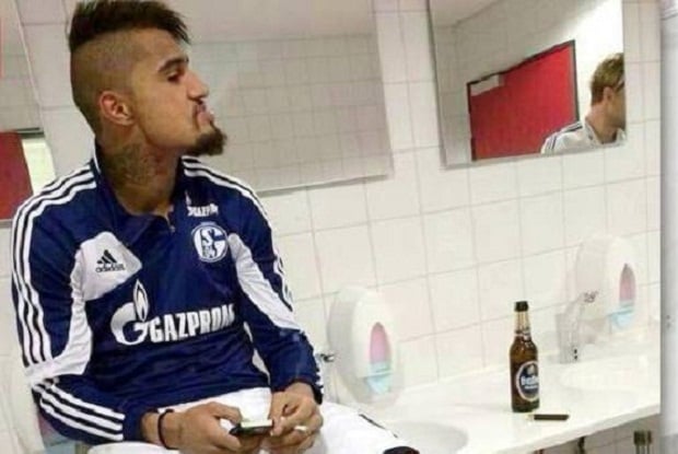 Foto Boateng merokok...