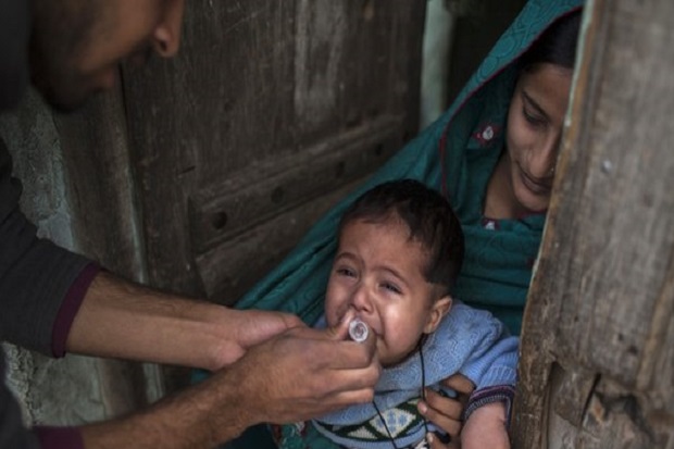 Tim vaksinasi polio...