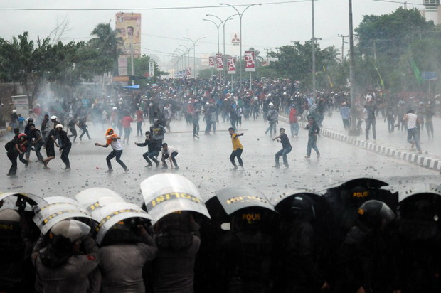 Bentrok dengan satpam...