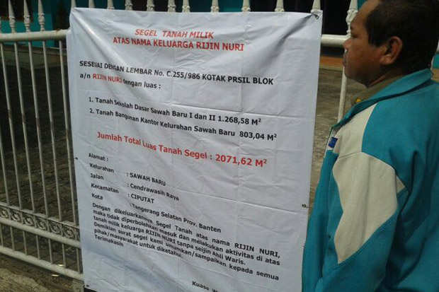 Warga ini nekat gembok...