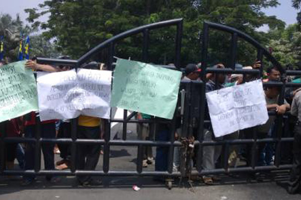 Sopir angkot B 07 ancam...