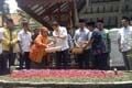 Di Jombang, HT tabur...