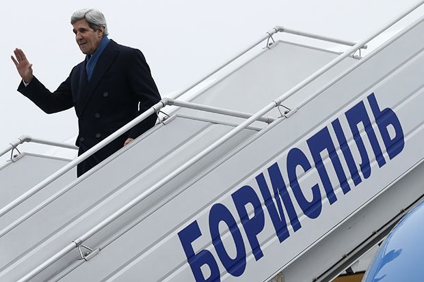 Kerry tiba di Kiev untuk...