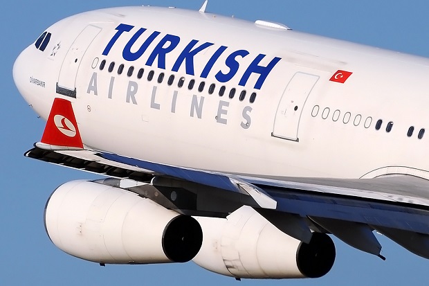 Pesawat Turki mendarat...