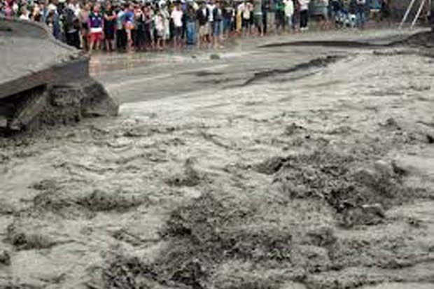 Banjir lahar seret truk...