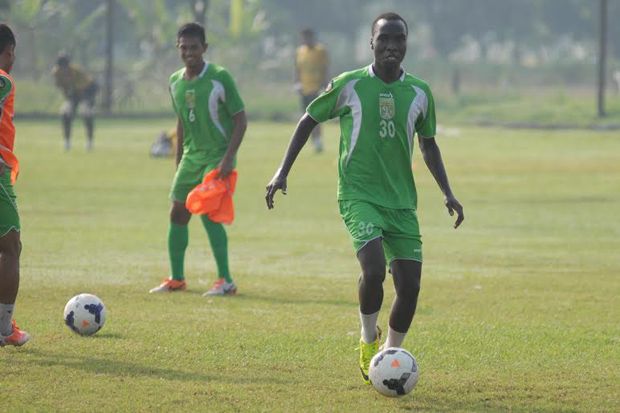 Persebaya tendang pemain...