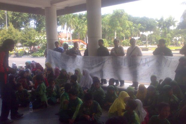 Tolak penutupan sekolah,...