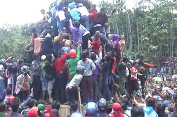 Tradisi unik di Wonosalam,...