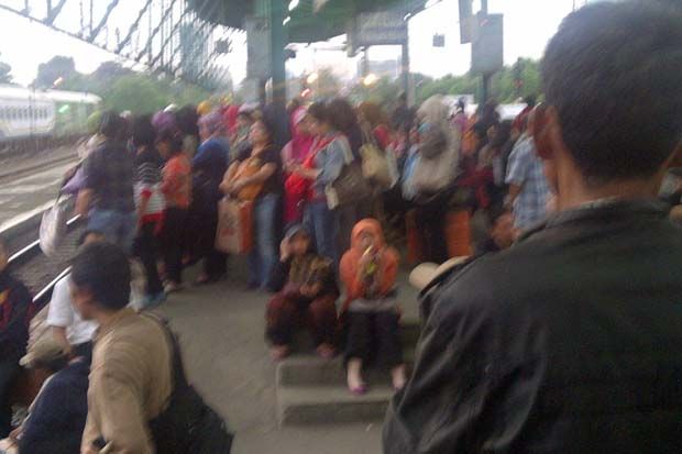 KRL alami gangguan pantograf...