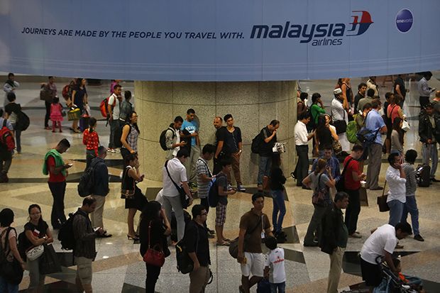 Petugas Bandara KLIA...