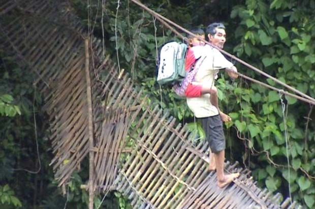 Warga perbaiki Jembatan...