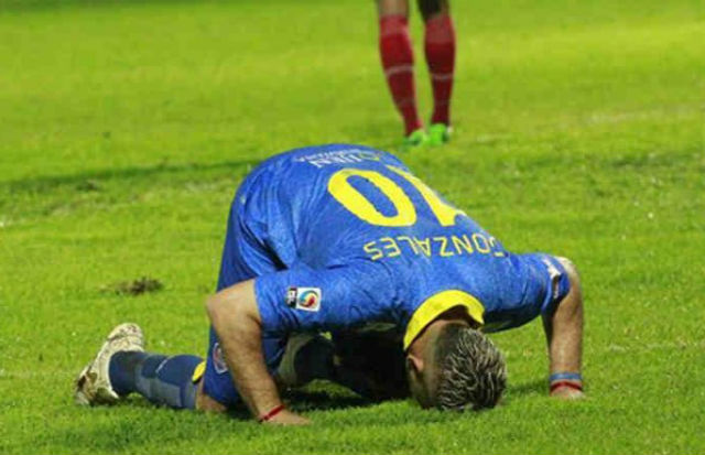 Cristian Gonzales pemain...