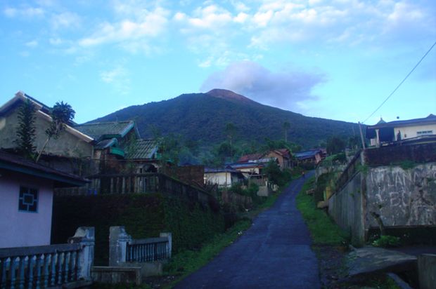 Gunung Slamet Waspada,...