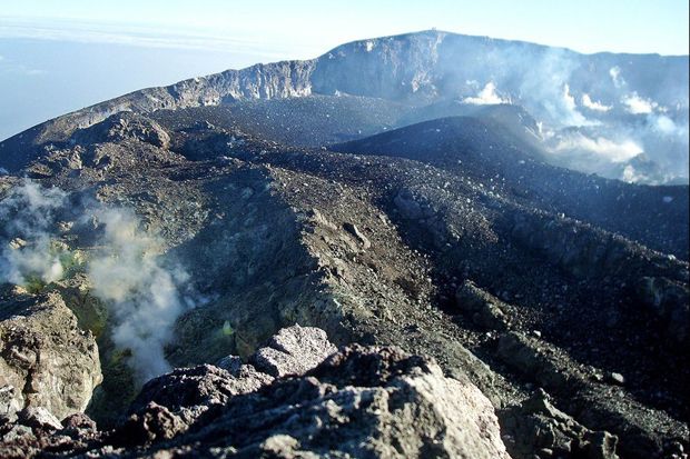 Gunung Slamet Waspada,...