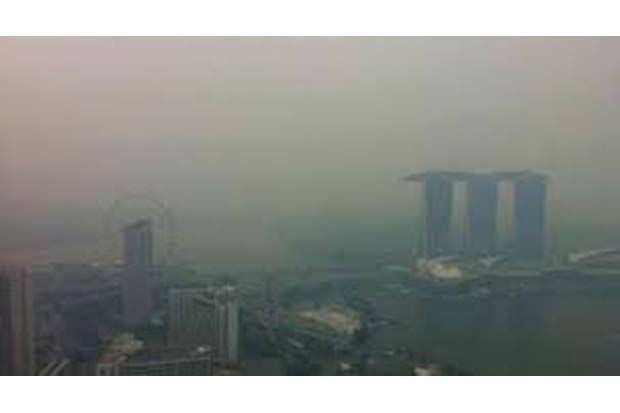 Kabut asap makin pekat...