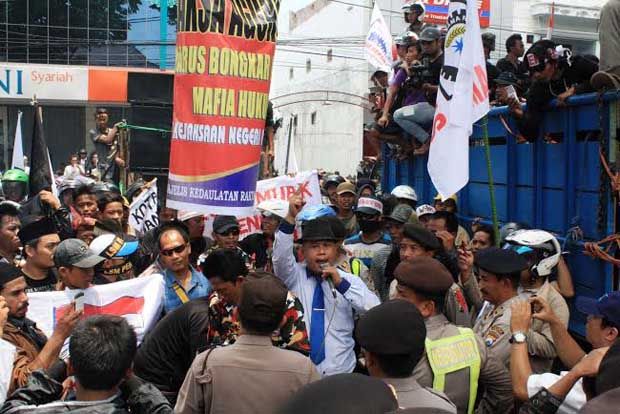 Massa tuntut mundur...