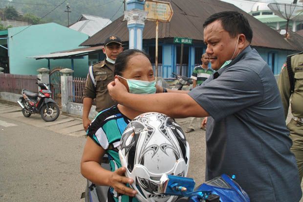 Asap semakin pekat,...