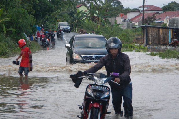 Hujan lebat, jalan Cacing...