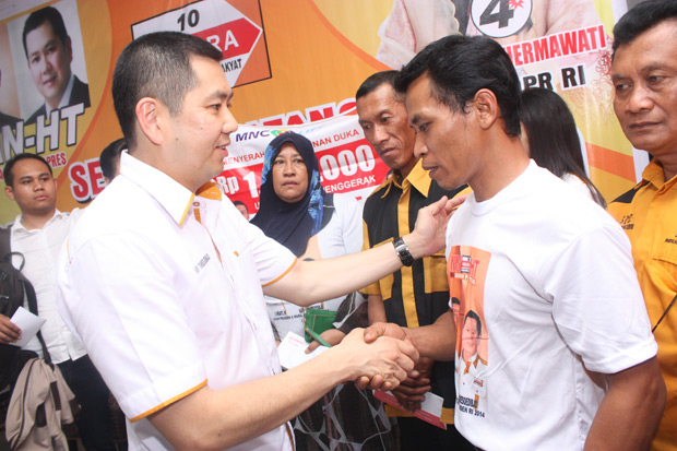 Warga sambut kedatangan...