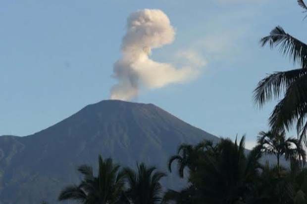 Gunung Slamet semburkan...