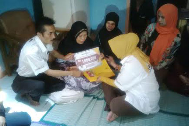 Caleg Hanura berikan...