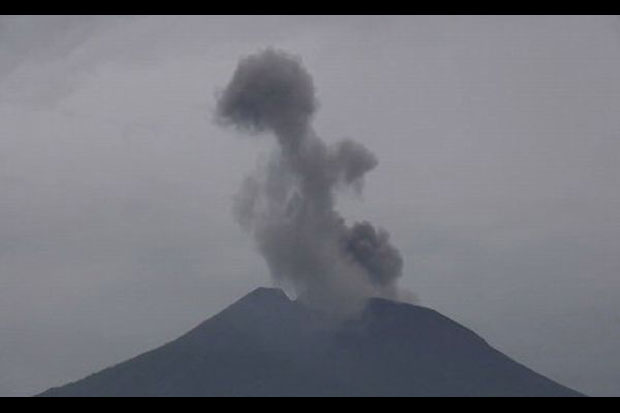 Gunung Slamet keluarkan...
