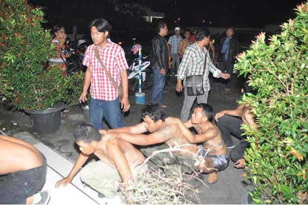Polisi buru dua otak...