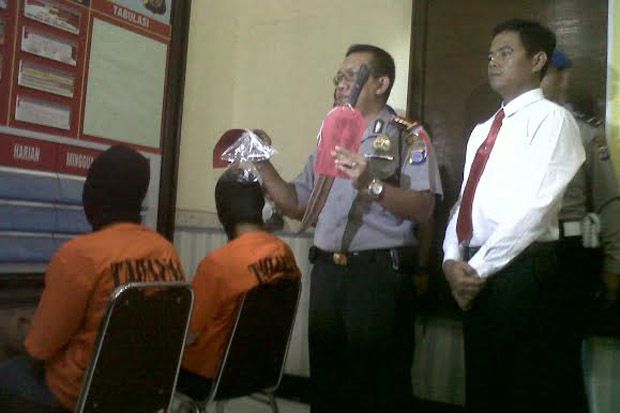 Melawan, 2 pengamen...