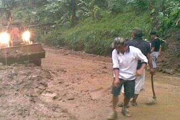 Jalur tertutup longsor...