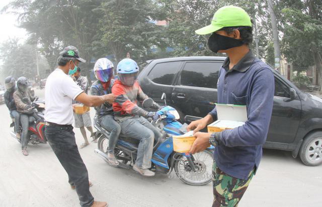 Diguyur hujan abu vulkanik,...