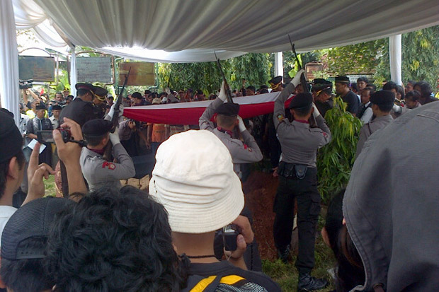 Jenazah Pamudji dimakamkan...