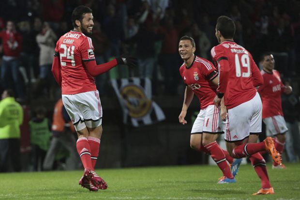 Garay buat Spurs jauh...