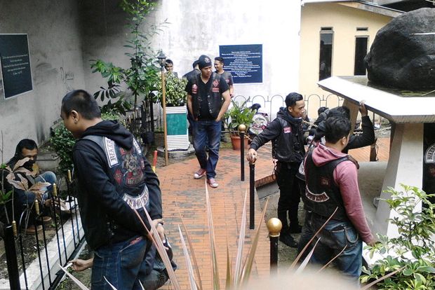 Pecinta motor tua bersihkan...