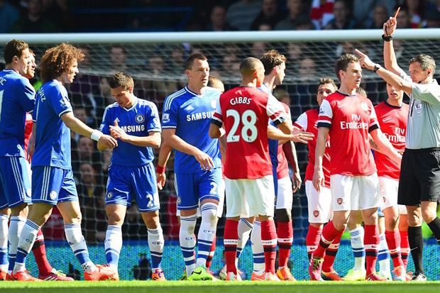 Usir keluar Gibbs, wasit...