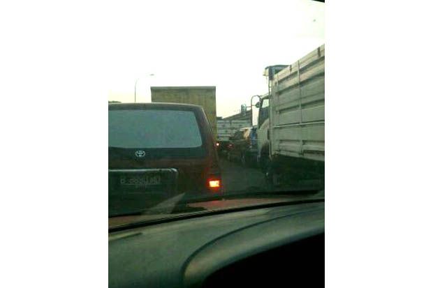 Truk terbalik, Tol Bandara...