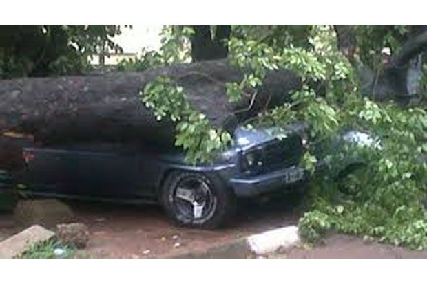 Mobil polisi ringsek...