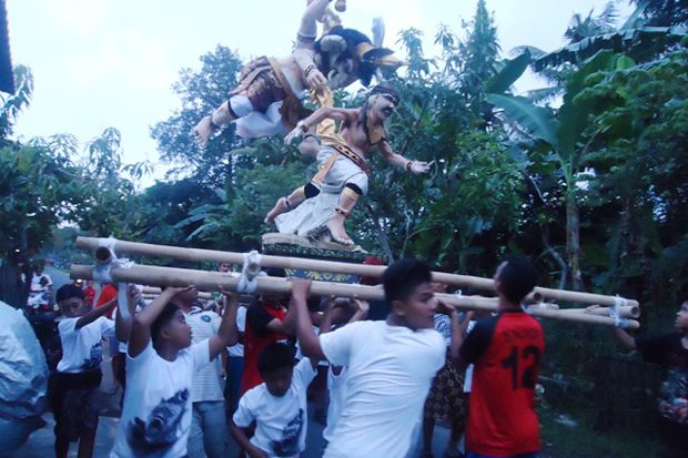 Pawai ogoh-ogoh tandai...