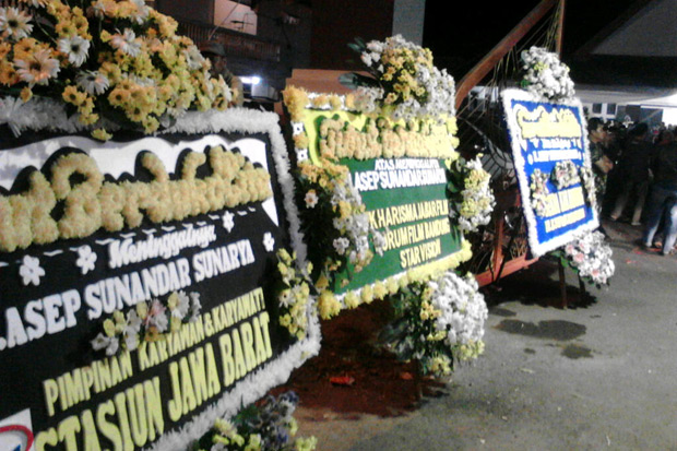Karangan bunga & pelayat...