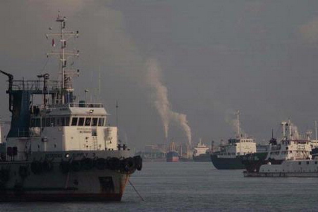 Tabrakan kapal laut...