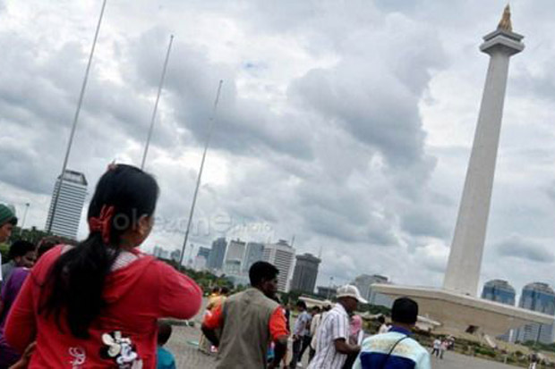 Aksi membersihkan Monas...