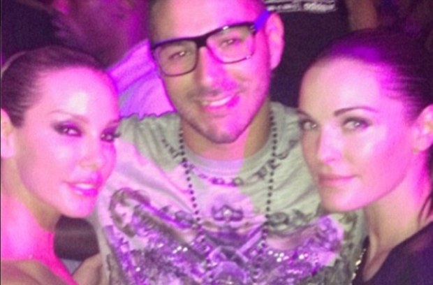 Benzema berpose selfie...