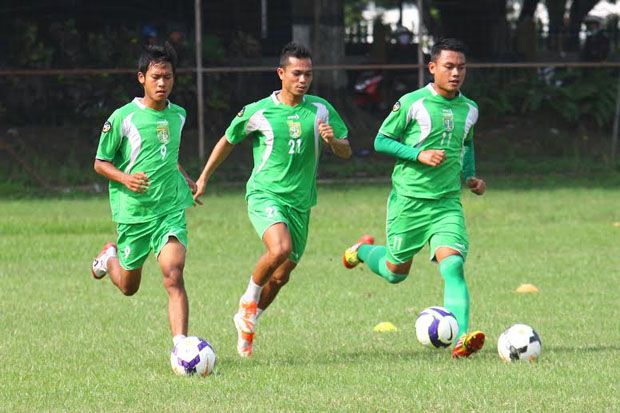 Penggawa Persebaya lari...