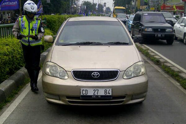 Masuk busway, mobil...