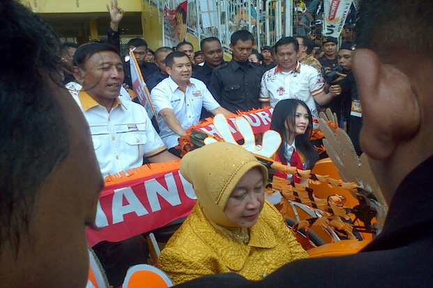 Tiba menaiki becak,...