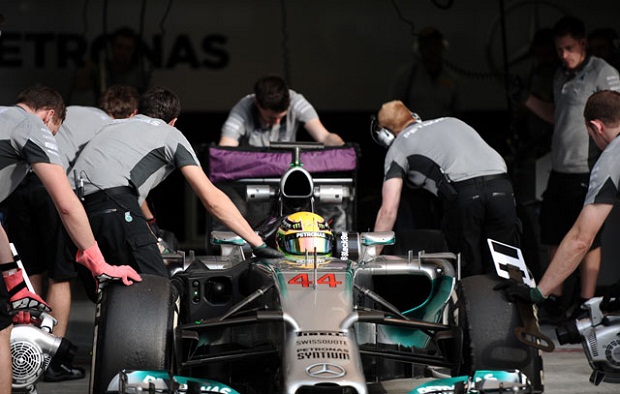 Hamilton sumringah keluar...