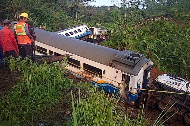 Longsor rel kereta api...