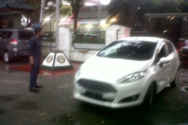 2 mobil Wakil Ketua...