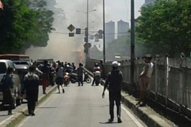 Bus Transjakarta terbakar...